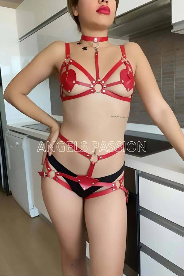 Gümüş O-halkalar, zımbalı askılar, çoker ve kalça harness ile kırmızı suni deri kalp detaylı vücut harness iç giyim seti