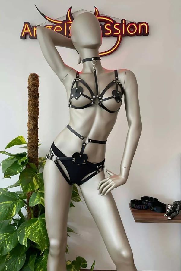 Manken üzerinde kalp aksan, gümüş O-halkalar ve bağlı çokerli siyah suni deri harness seti