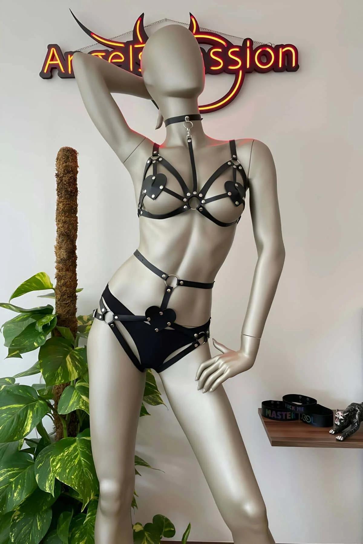 Manken üzerinde kalp aksan, gümüş O-halkalar ve bağlı çokerli siyah suni deri harness seti