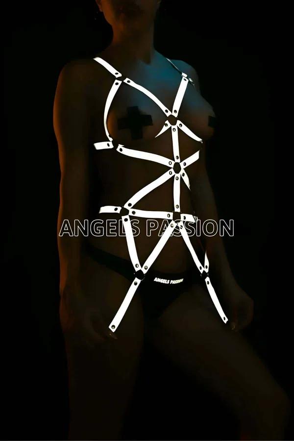 Parlak gümüş-beyaz reflektör naylon ve metal O-halka donanımlı geometrik çok askılı kafes tasarımlı tam vücut reflektör harness