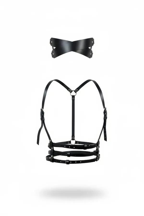 Beyaz arka planda üçlü underbust bandlar, gümüş Y-halka ve kelebek göz maskesi setiyle siyah suni deri göğüs harness