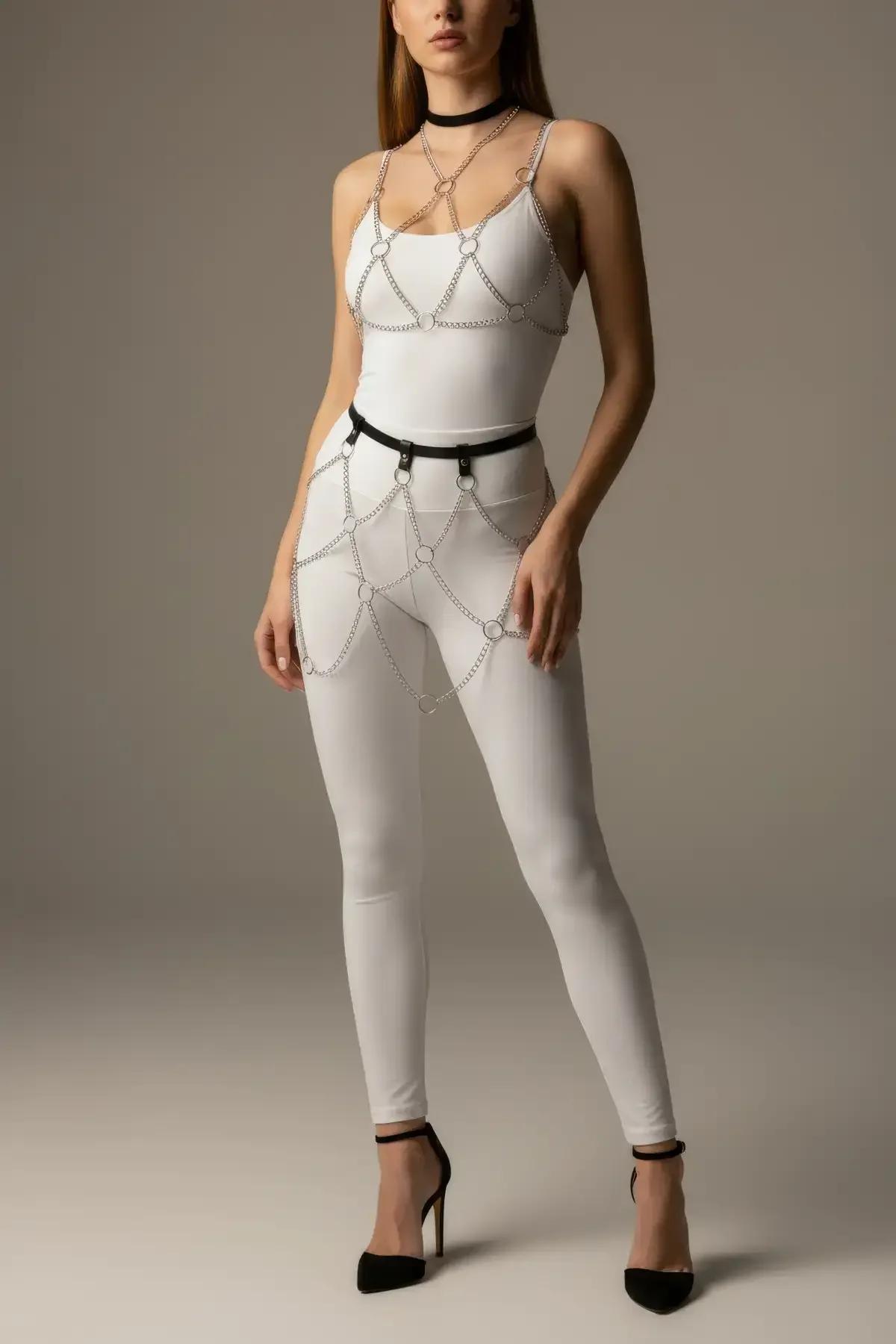Beyaz bodysuit üzerinde gümüş O-halka göğüs zincir harness geometrik V-deseni yakın çekim
