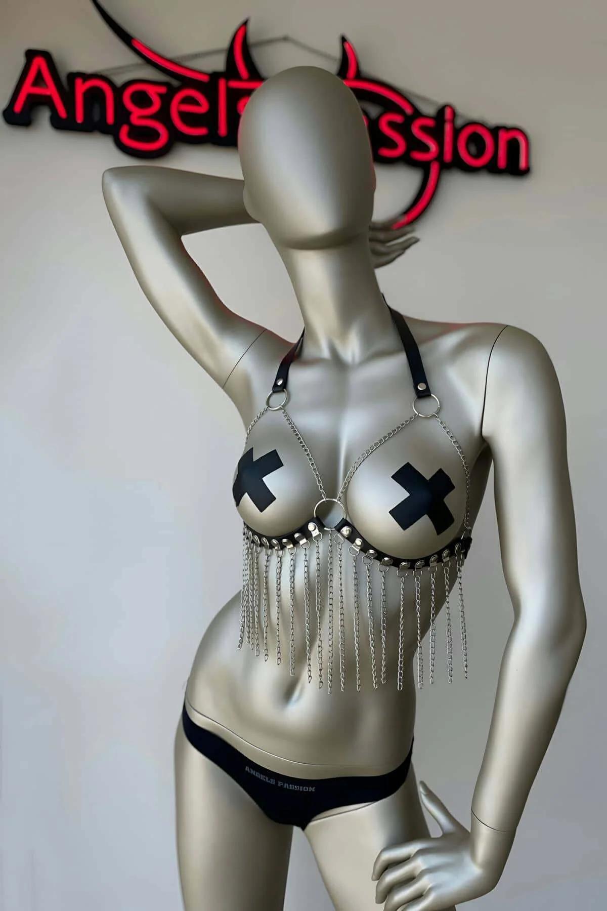 zımba perçinli siyah suni deri göğüs harness bandından sarkan 12 cm gümüş zincir saçak yakın çekim