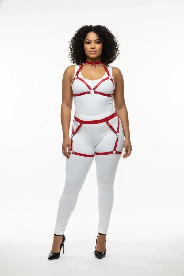 Gümüş O-halka çoker göğüs çerçevesi ve uyluk jartiyerli kırmızı suni deri tam vücut harness seti, dolgun model