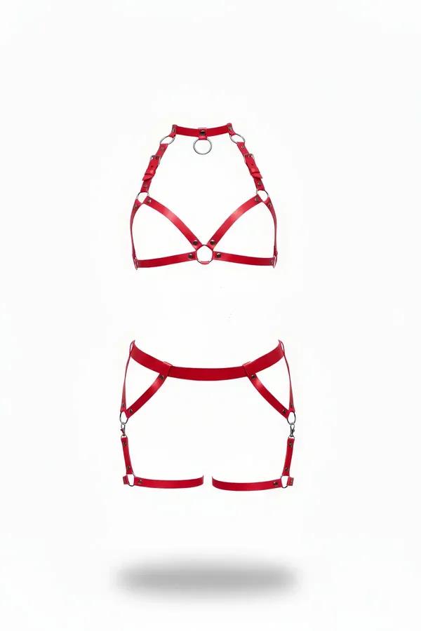 Beyaz arka planda gümüş O-halkalar ve çıtçıt tokalarla kırmızı suni deri halter harness sütyen ve jartiyer şort seti