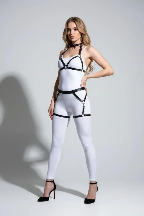 Beyaz kıyafet üzerinde gümüş O-halkalar, göğüs kafes bel kemeri ve çift uyluk askılı siyah vegan deri tam vücut harness