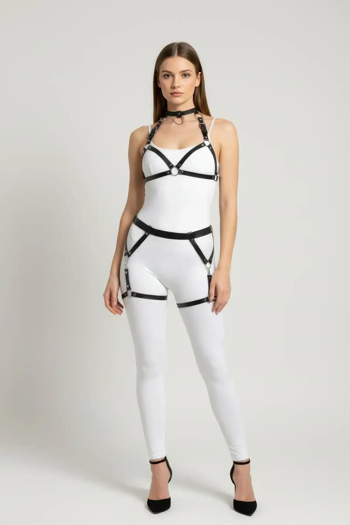 Beyaz bodysuit üzerinde merkez O-halka aksanlı siyah askılı bel kemeri harness