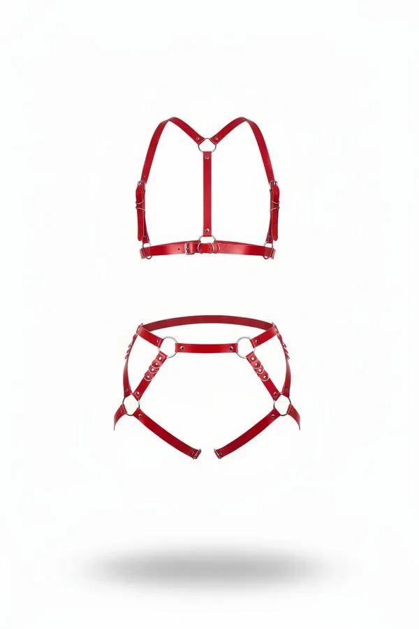 Beyaz arka planda gümüş O-halkalar, göğüs ve kalça kafes harnessle kırmızı suni deri iki parçalı vücut harness seti