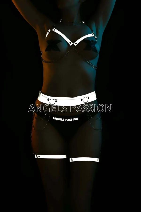 Karanlık aydınlatmada parlayan gümüş zincir aksanlı beyaz reflektör tam vücut harness, göğüs parçası ve O-halkalı bel kemeri