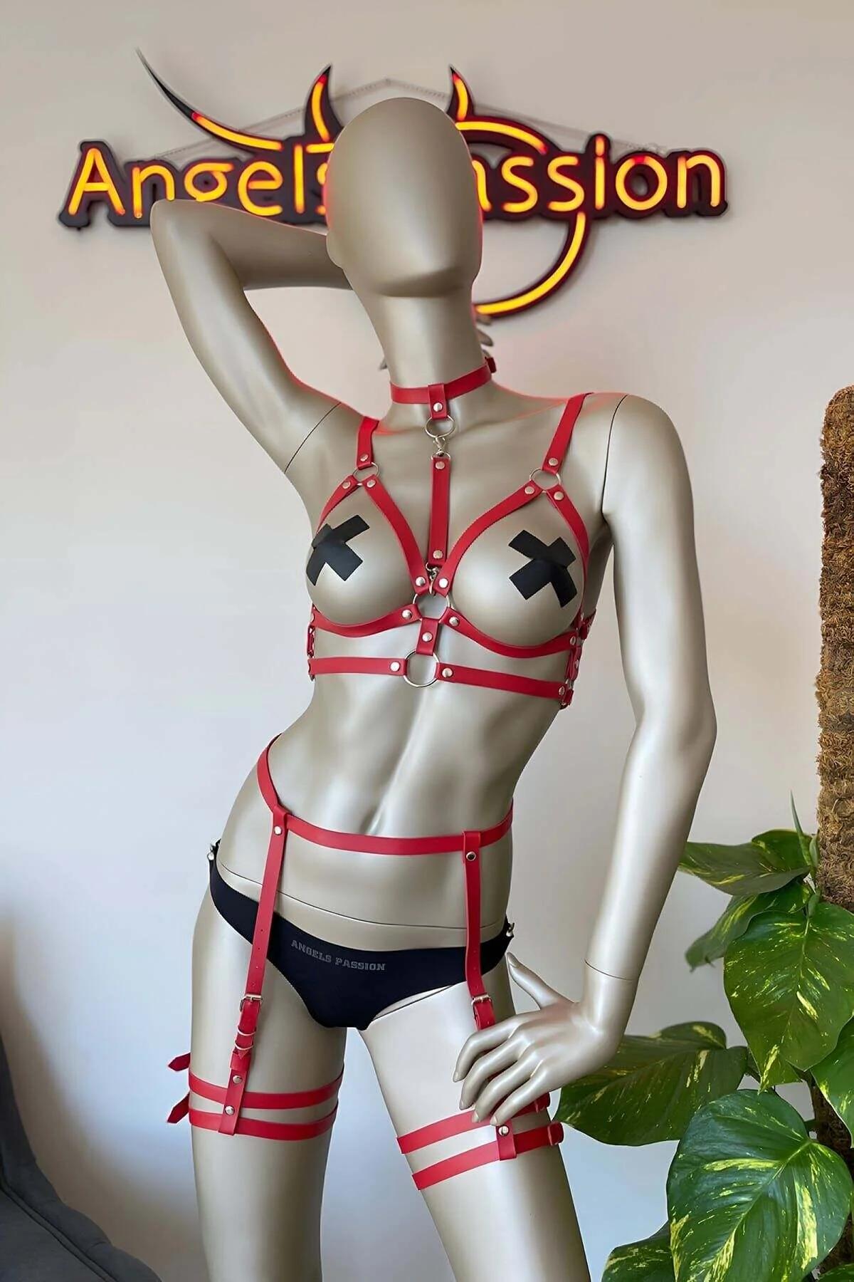 kırmızı deri harness takımı ön cephe tam boy kayış düzeni ve beden oranı