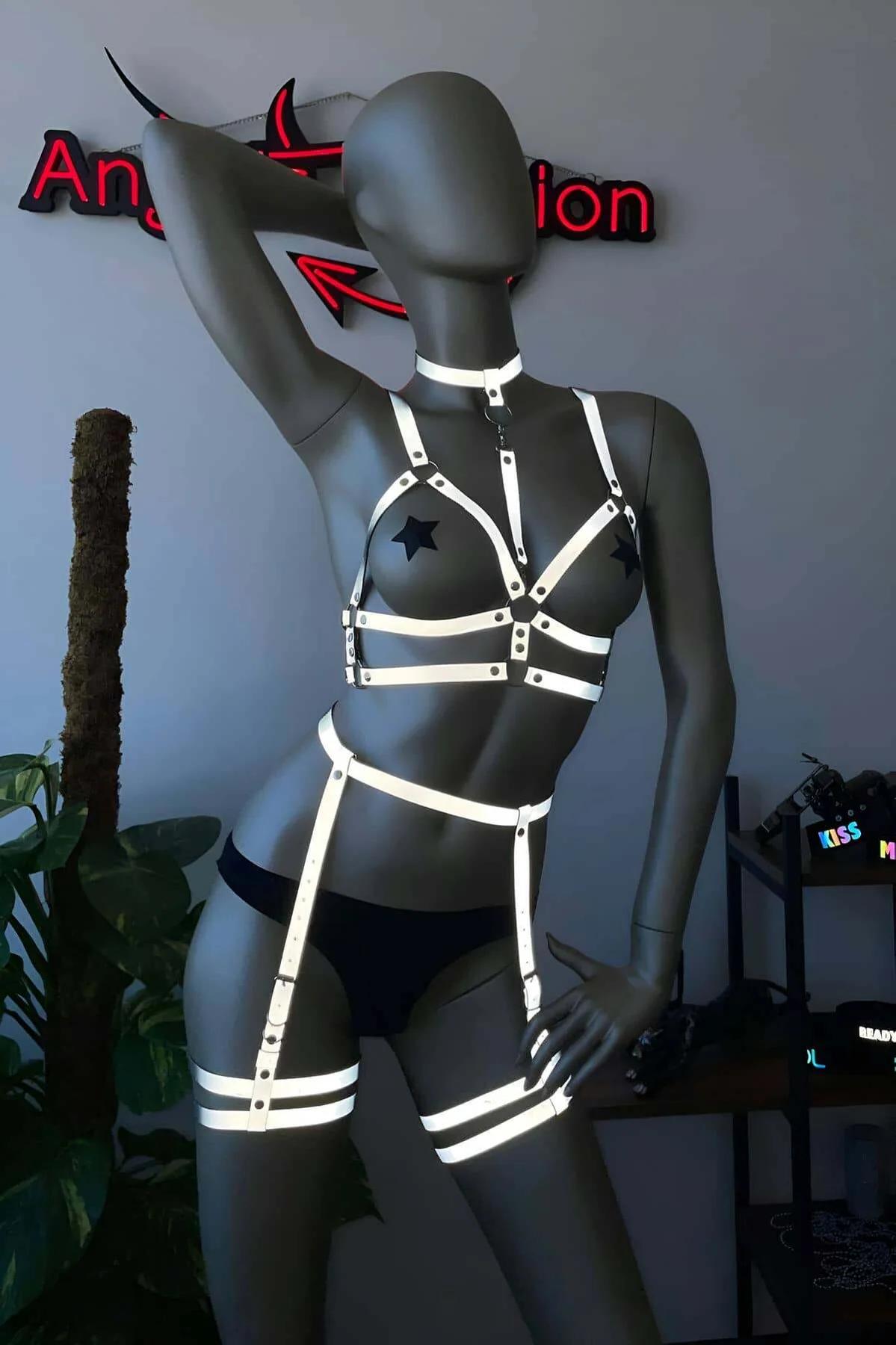 Bel kemeri kapama ve askı jartiyer bağlantısını gösteren reflektör tam vücut harness arka görünümü