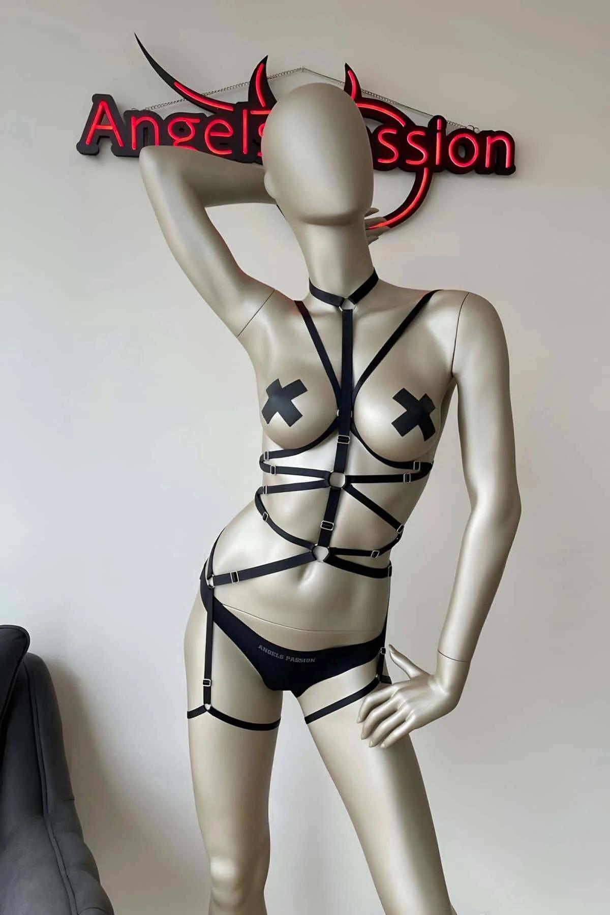 Boyunluk bandı ve yıldız patlaması gövde askı deseniyle siyah elastik harness tam vücut yan açı