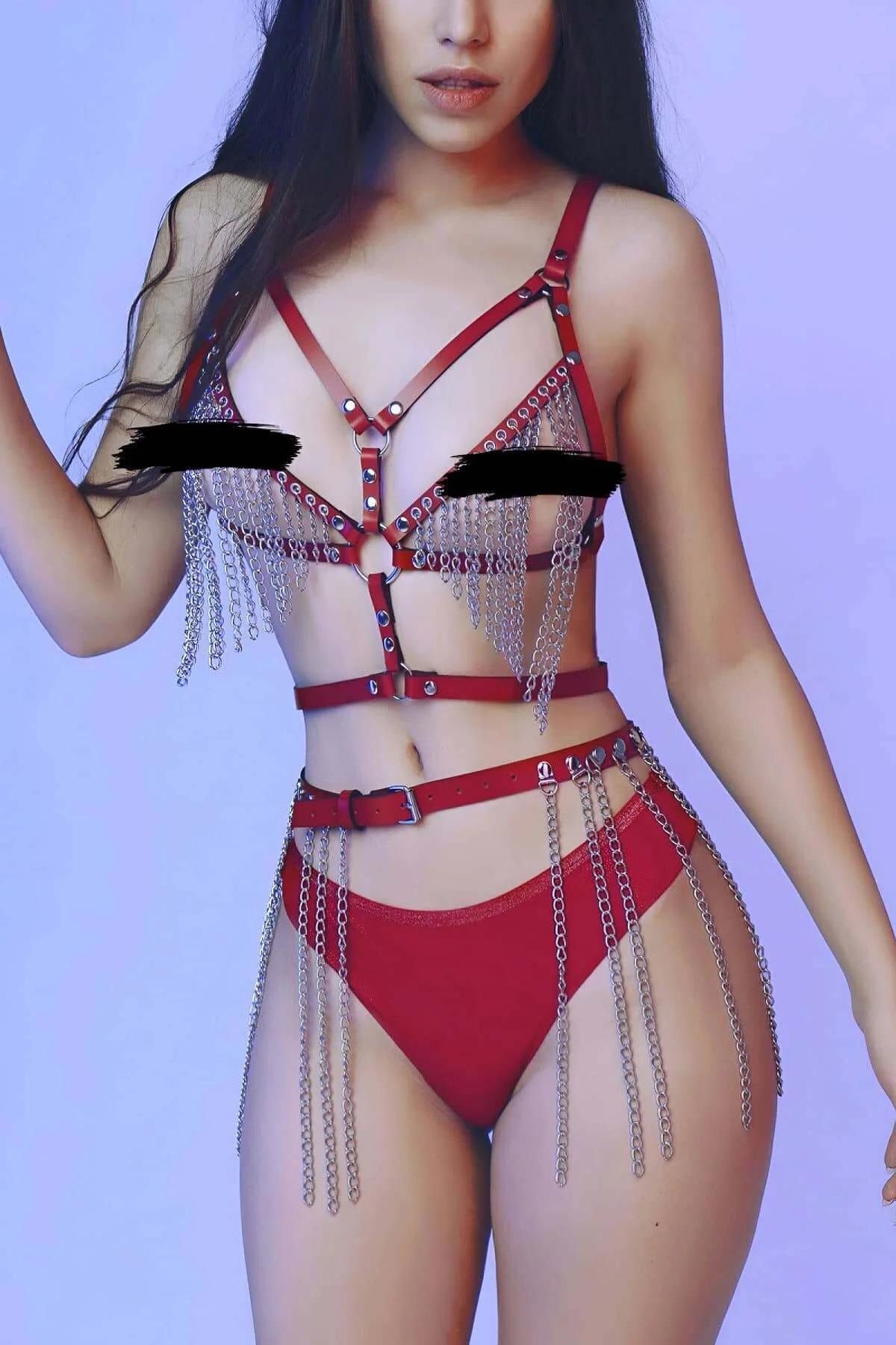Göğüs ve kalça kemerine drapeli gümüş tonlu zincir püsküllü kırmızı suni deri vücut harness ön görünüm