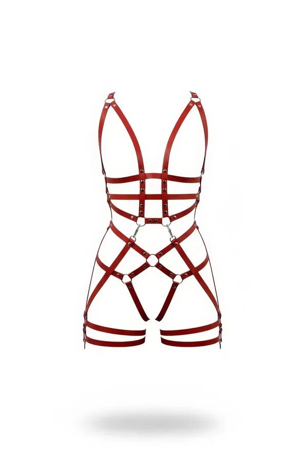 Gümüş O-halka ve zımba detaylı kırmızı suni deri kafes vücut harness, gövdeyi üst uyluğa kadar kaplıyor