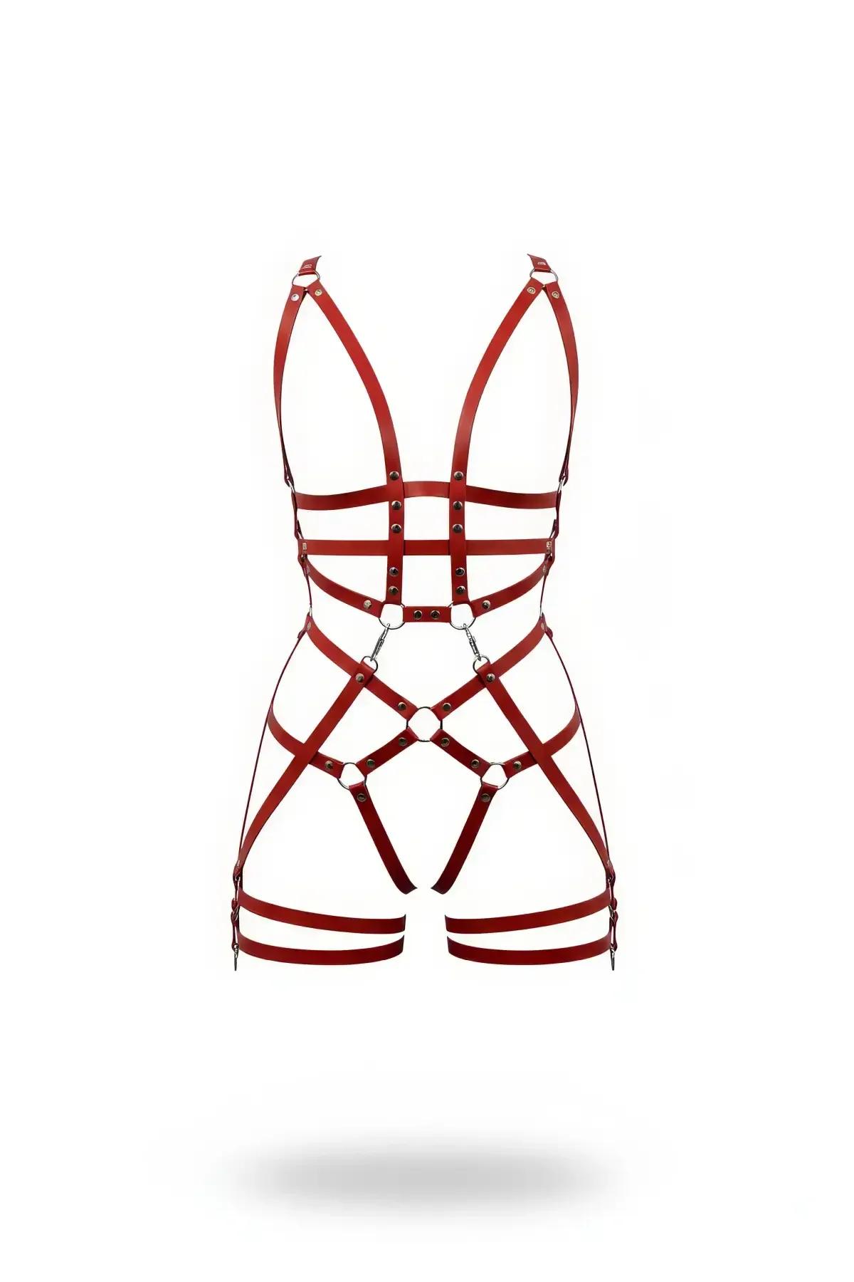 Gümüş O-halka ve zımba detaylı kırmızı suni deri kafes vücut harness, gövdeyi üst uyluğa kadar kaplıyor