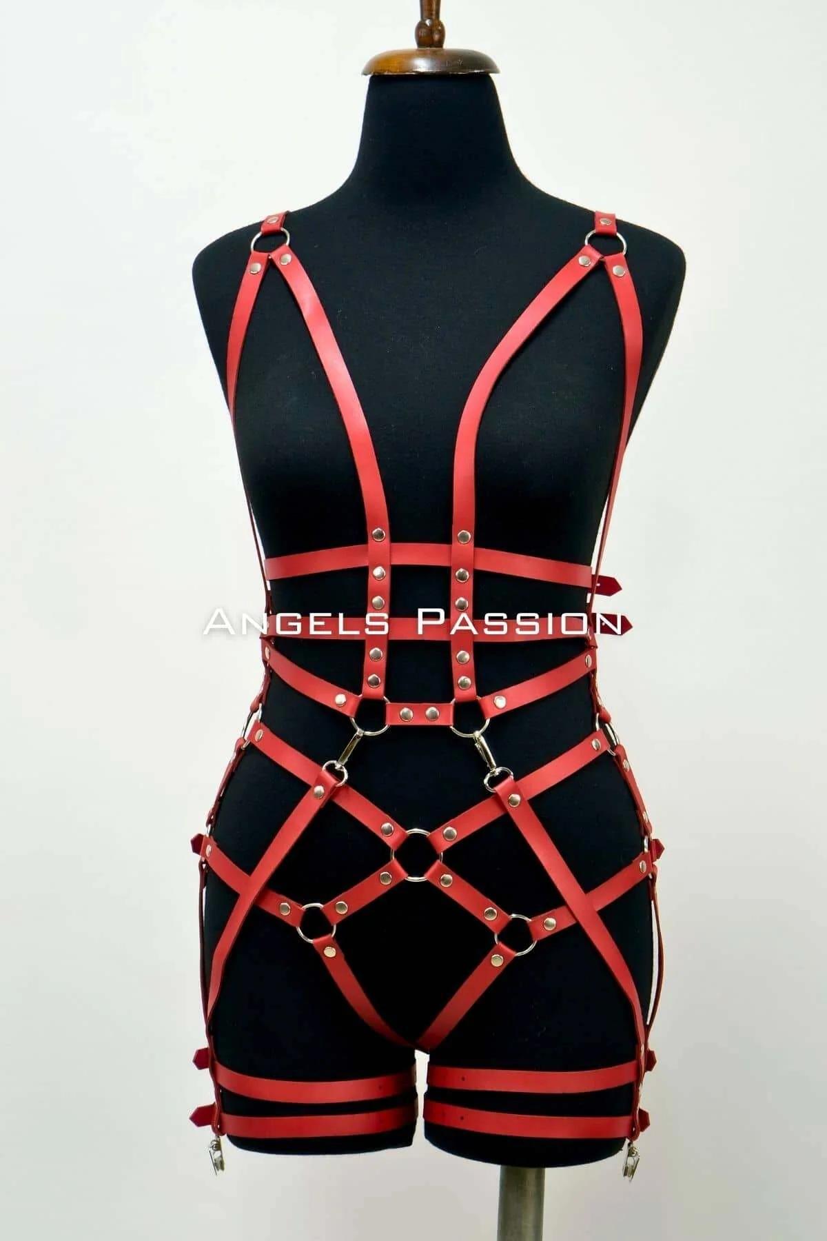Beyaz bodysuit üzerine giyilmiş kırmızı suni deri kafes harness tam uzunluklu görünüm