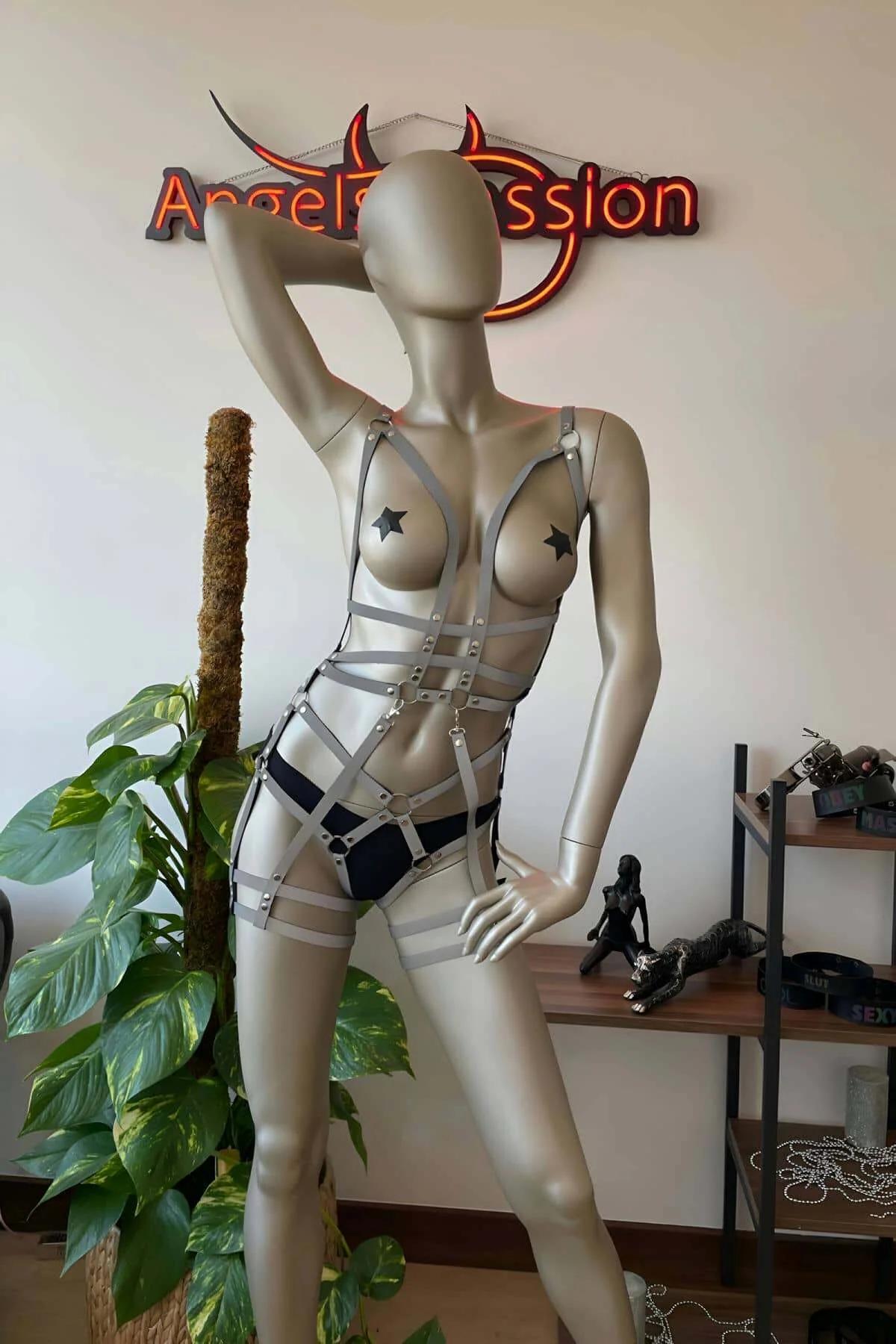 sahne ışığında reflektörlü harness tam vücut görünüm omuz askıları ve metal O-halka