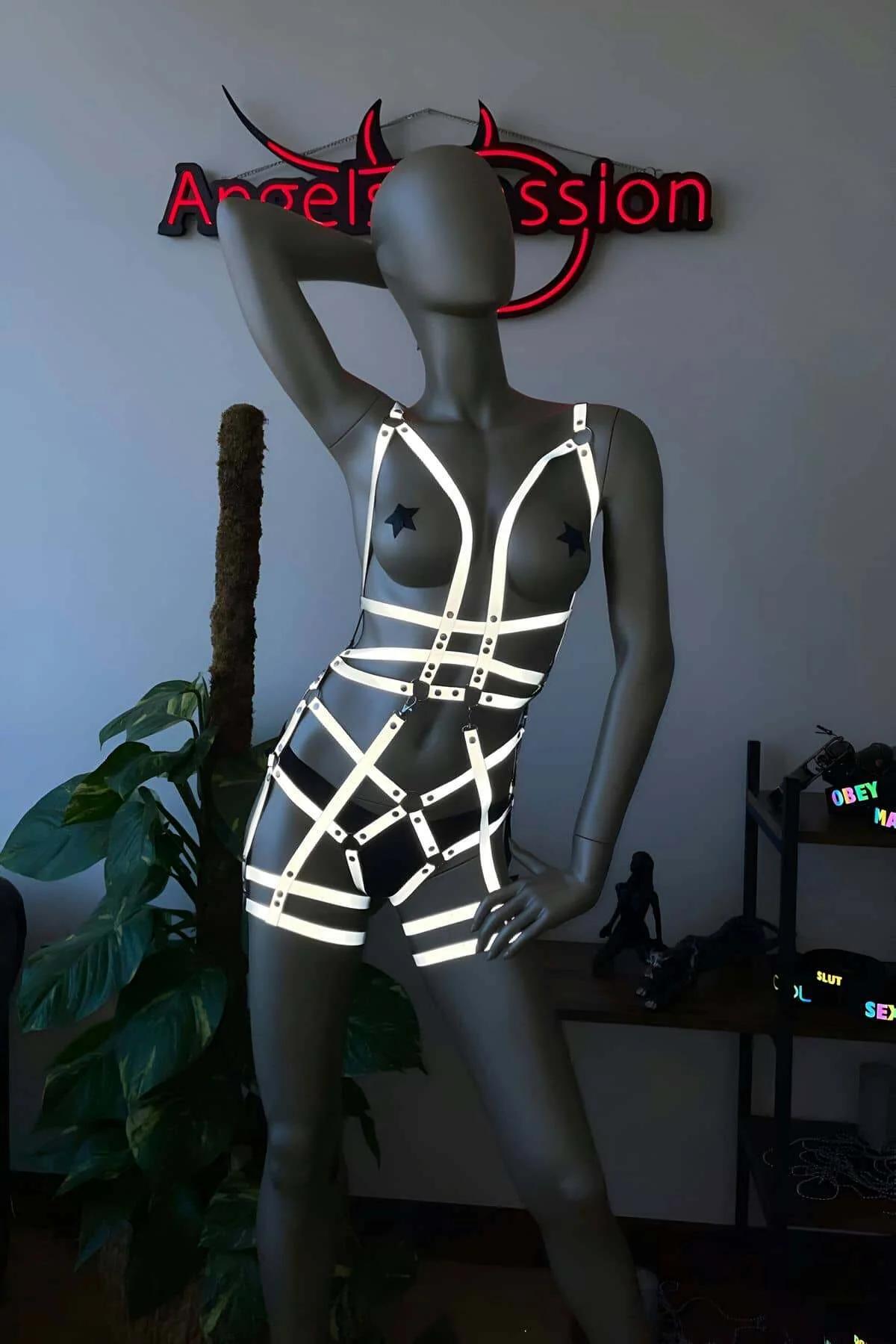 Karanlıkta Işık Vurunca Parlayan Full Body Seksi Harness - APFT502