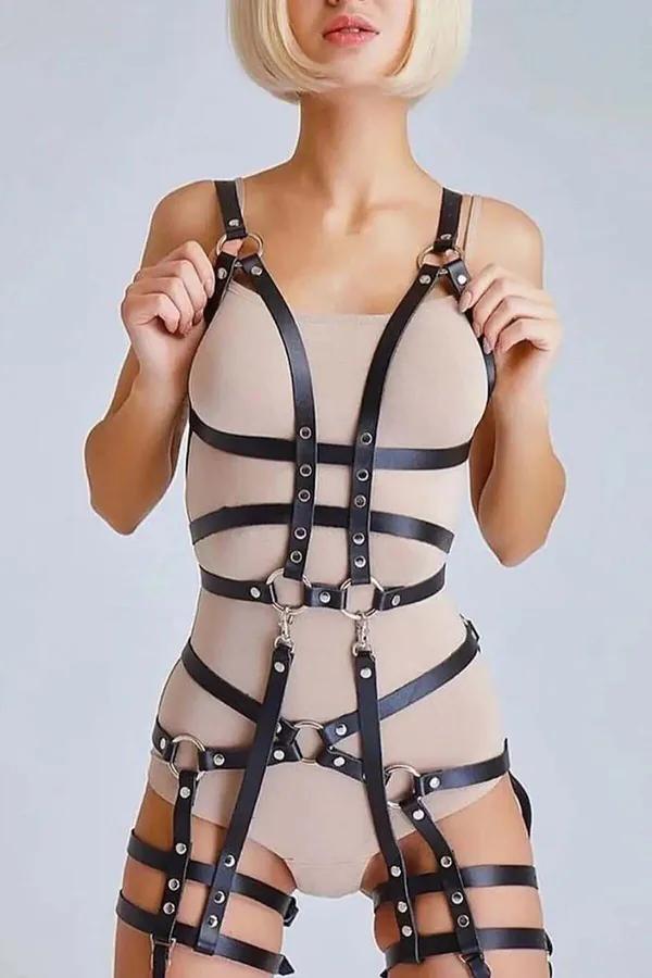 gövde ve üst uyluğu kaplayan gümüş O-halkalar ve perçin zımbalı siyah suni deri tam vücut harness