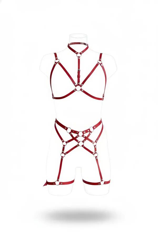 Bordo suni deri kafesli O-halka vücut harness ve jartiyer takımı, gümüş donanımlı manken üzerinde, tam set görünümü