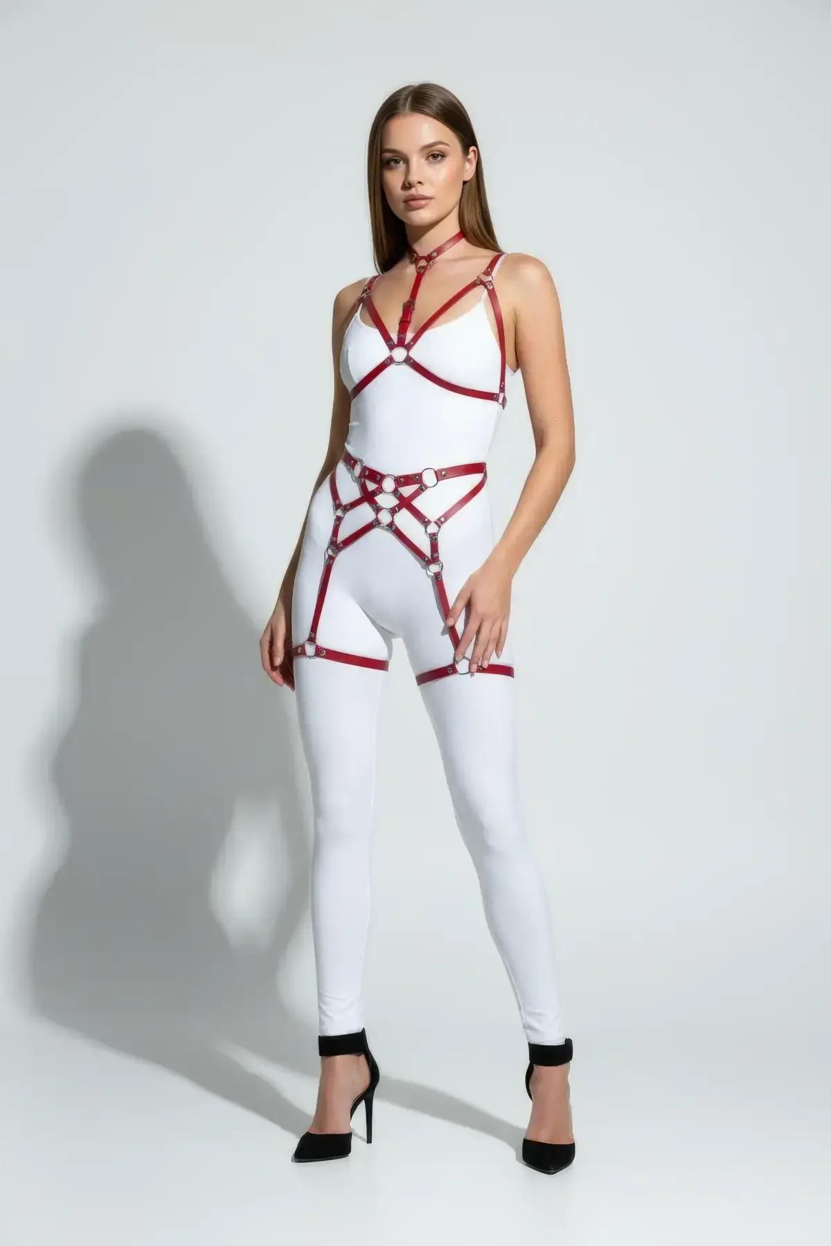 Beyaz kıyafet üzerinde kırmızı çok askılı vücut harness arka tam boy görünümü