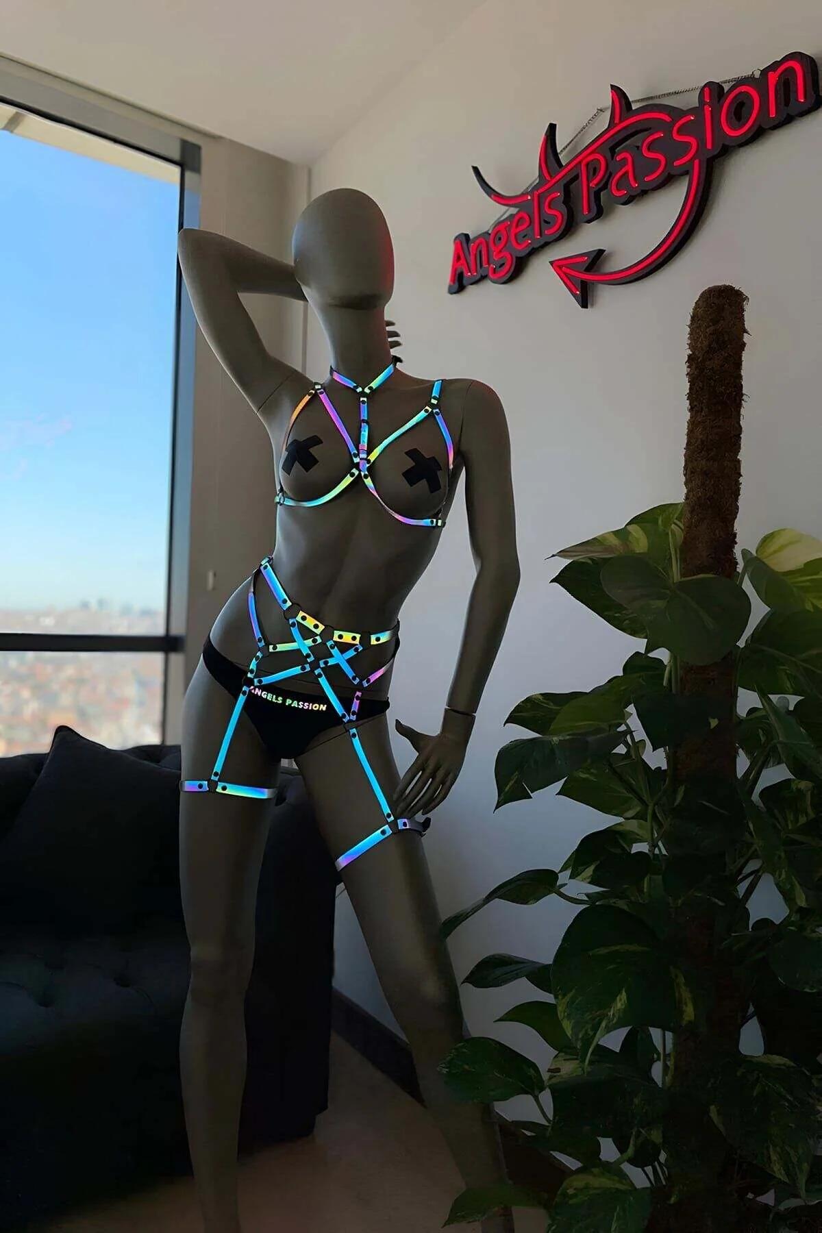 Manken üzerinde gökkuşağı PVC askılar ve gümüş kare tokalar ile askılı jartiyer uyluk sarmalarıyla iridyan holografik tam vücut harness