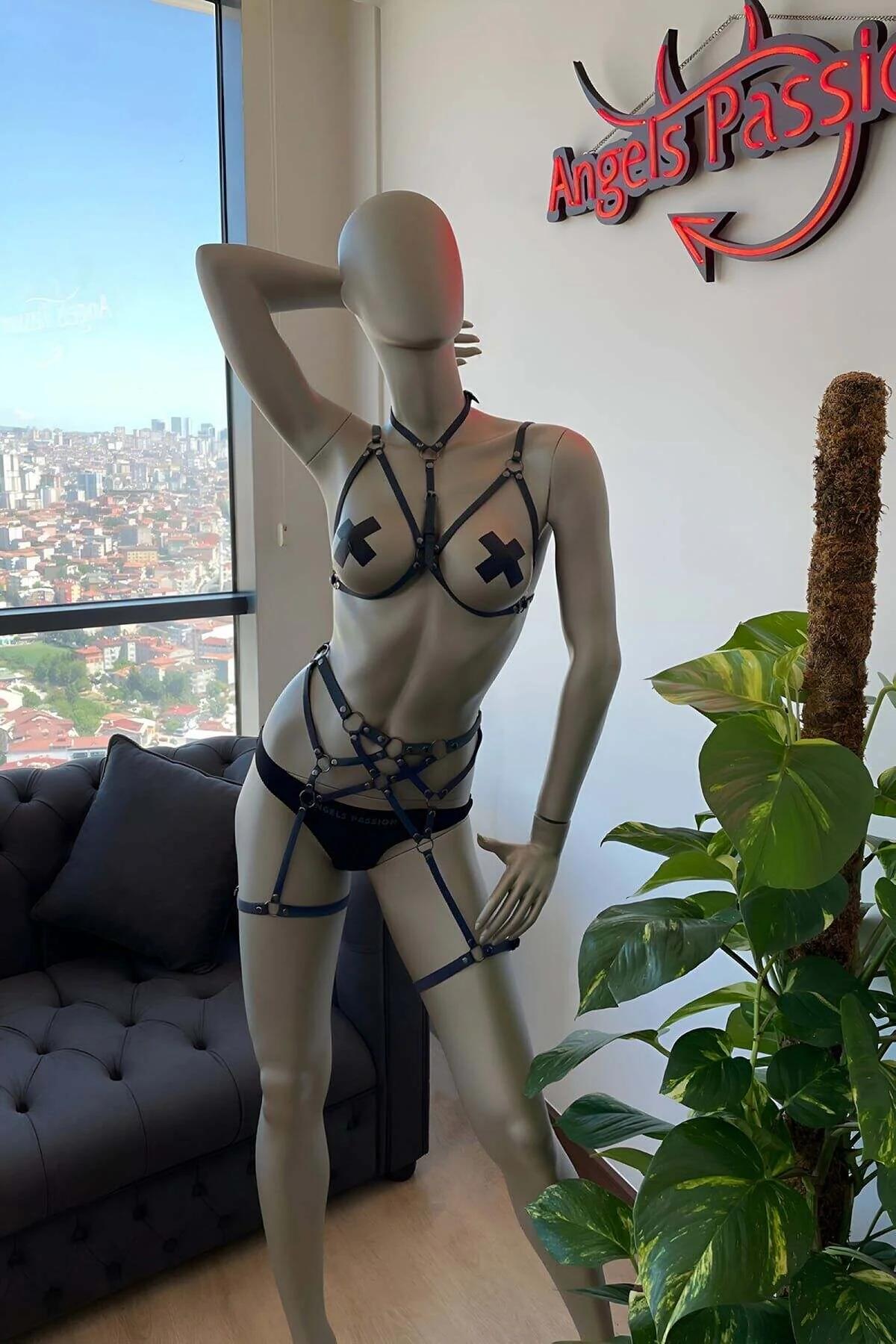Kare gümüş metal tokalar yakın çekimi ile gökkuşağı iridyan göğüs brace harness