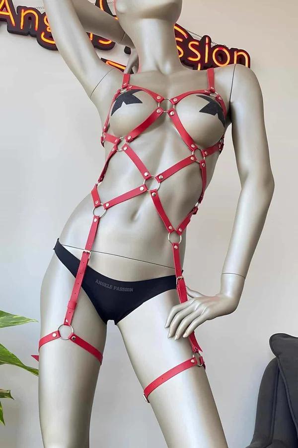 manken üzerinde gümüş O-halkalar, göğüs, gövde, bel ve bacak askılı kırmızı suni deri tam vücut harness seti