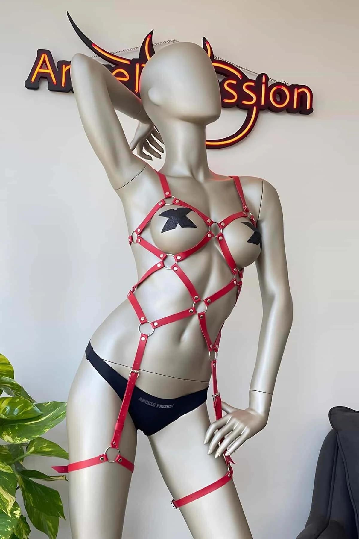 tam vücut kırmızı harness bel ve kalça askı detayı gümüş donanım yakın çekim
