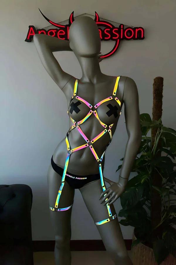 Gövde ve uyluk bantlarında geometrik kafes strap düzeni ve gümüş perçin donanımlı iridyan gökkuşağı reflektör tam vücut harness