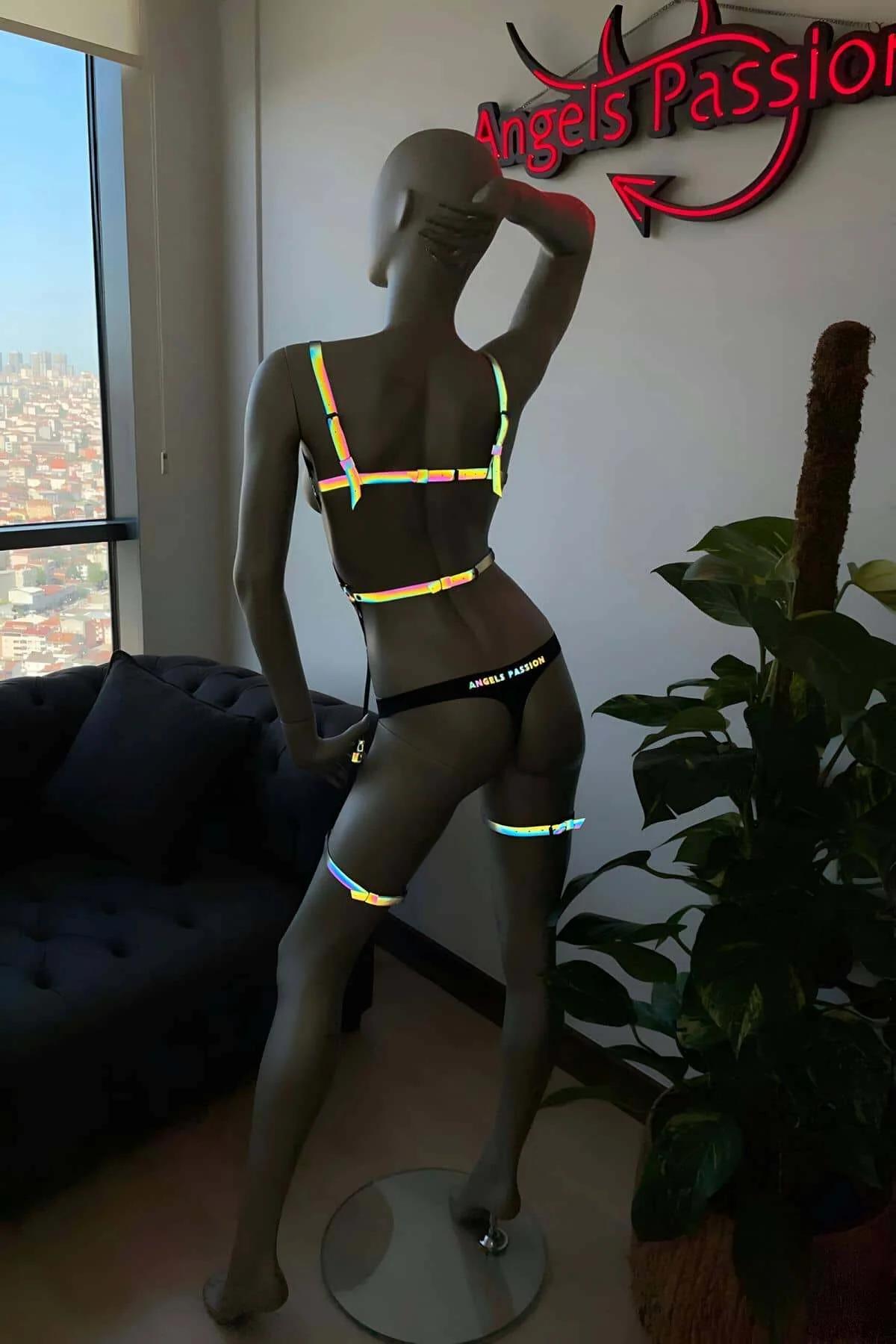 Çift yatay bantlar ve merkezi dikey strap ile iridyan tam vücut harness göğüs kafes bölümü, neon holografik askılar