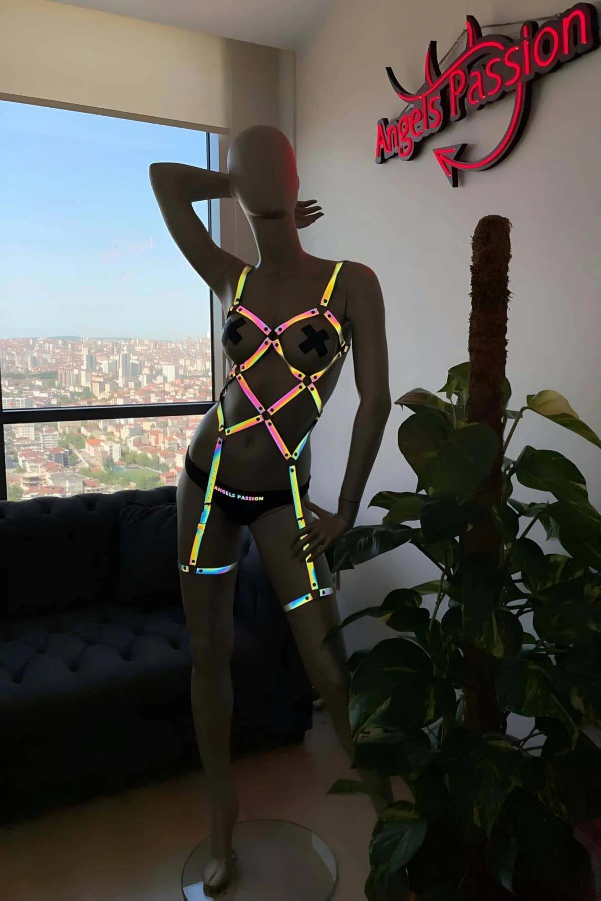 Ayarlanabilir omuz askıları ve sırt strap konfigürasyonunu gösteren gökkuşağı reflektör vücut harness arka görünümü