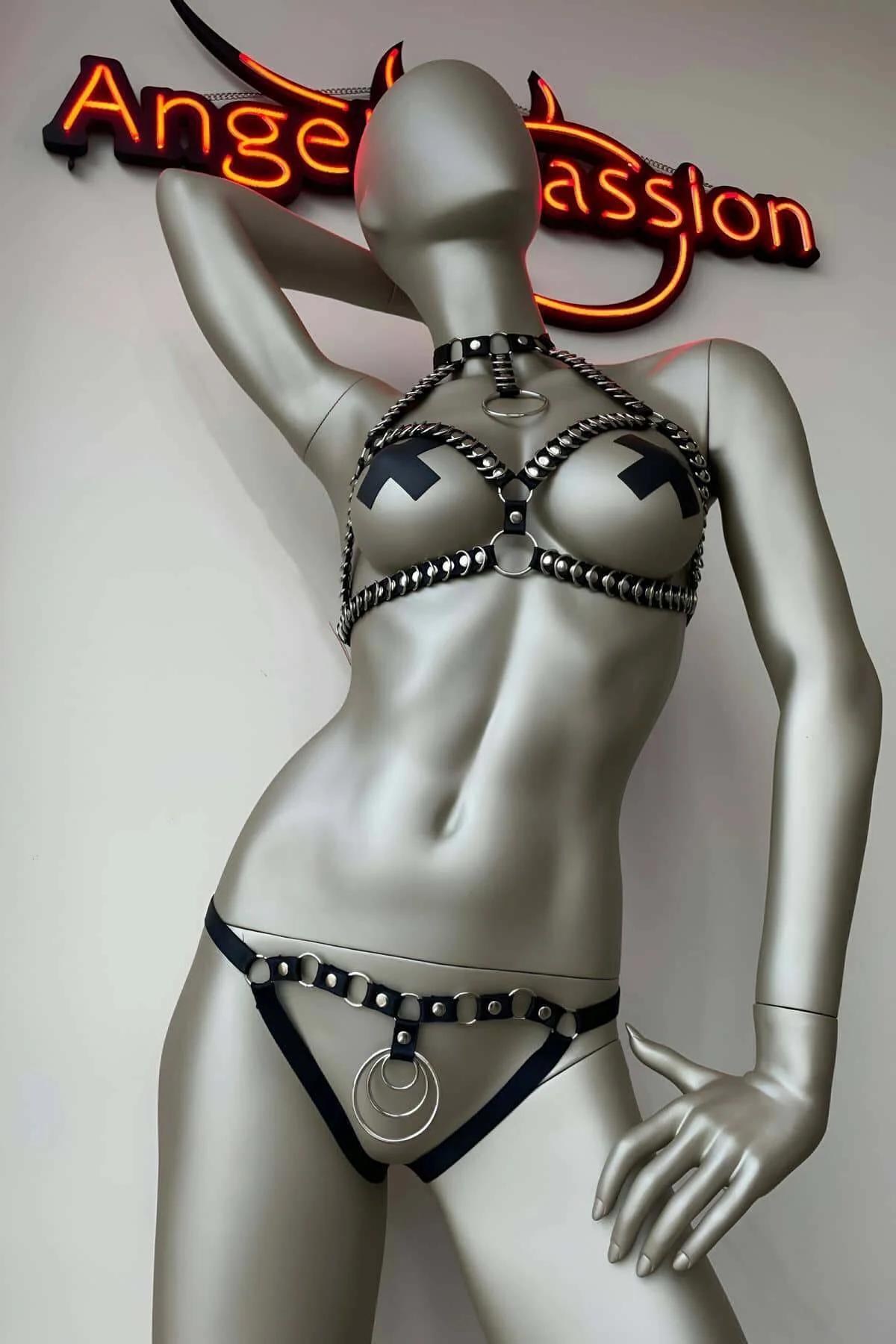 siyah suni deri vücut harness merkezi önde 3 cm gümüş O-halka yakın çekim