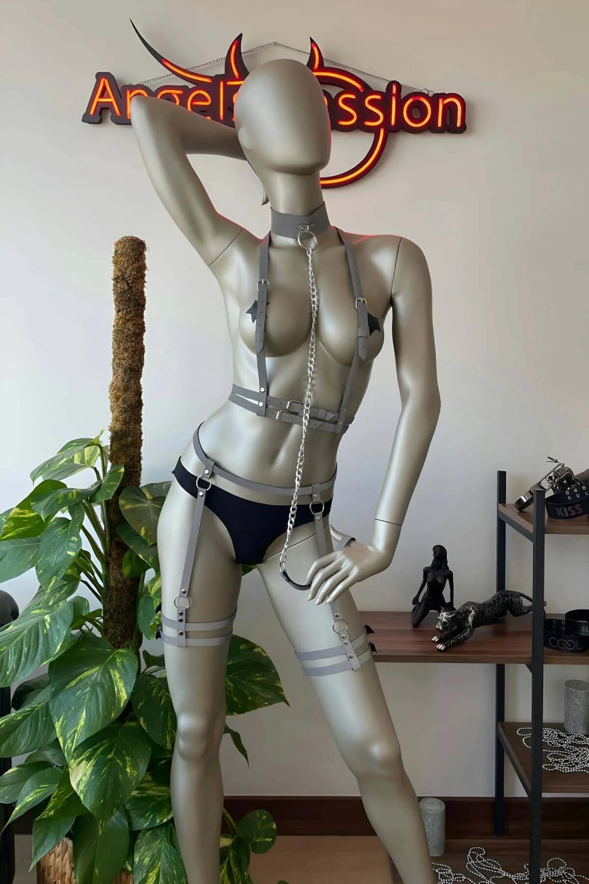 Koyu arka planda gümüş toka donanımlı reflektör vücut harness ve jartiyer setinin yan görünümü