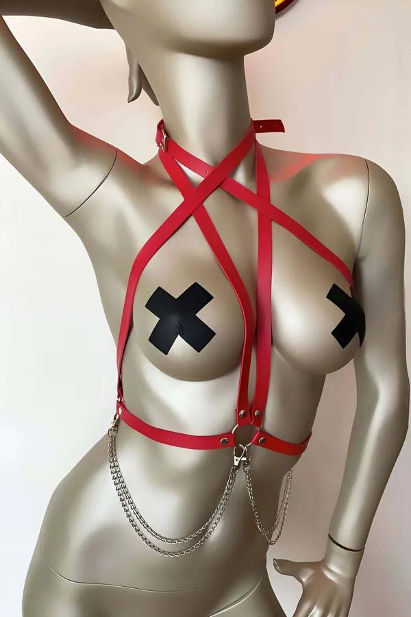 Gümüş mankende çapraz X göğüs askı geometrisi ve çok sıralı gümüş zincir detaylı kırmızı suni deri askılı vücut harness