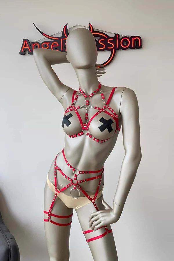 Gümüş O-halkalar ve zımbalar, kafes bel bölümü, göğüs harness boyunluk ve uyluk jartiyer askılı kırmızı suni deri vücut harness seti