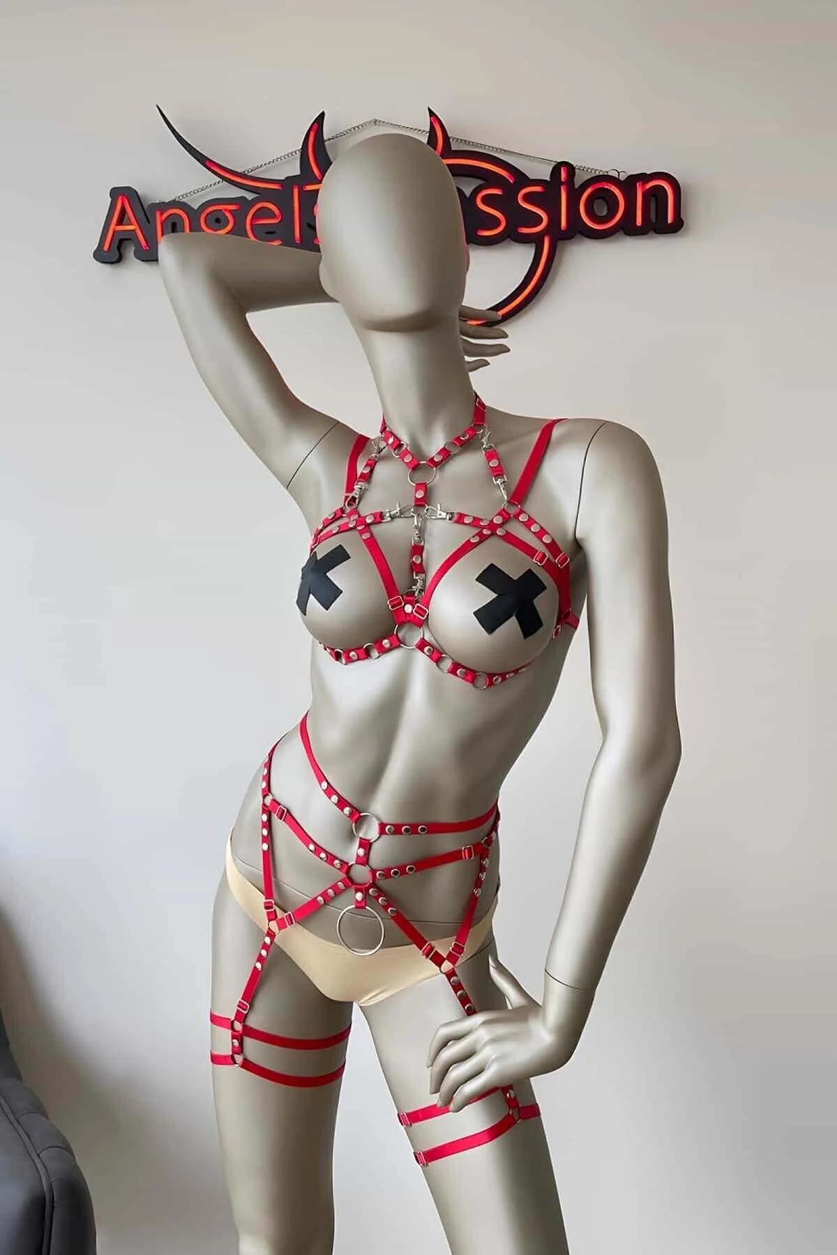 Gümüş O-halkalar ve zımbalar, kafes bel bölümü, göğüs harness boyunluk ve uyluk jartiyer askılı kırmızı suni deri vücut harness seti