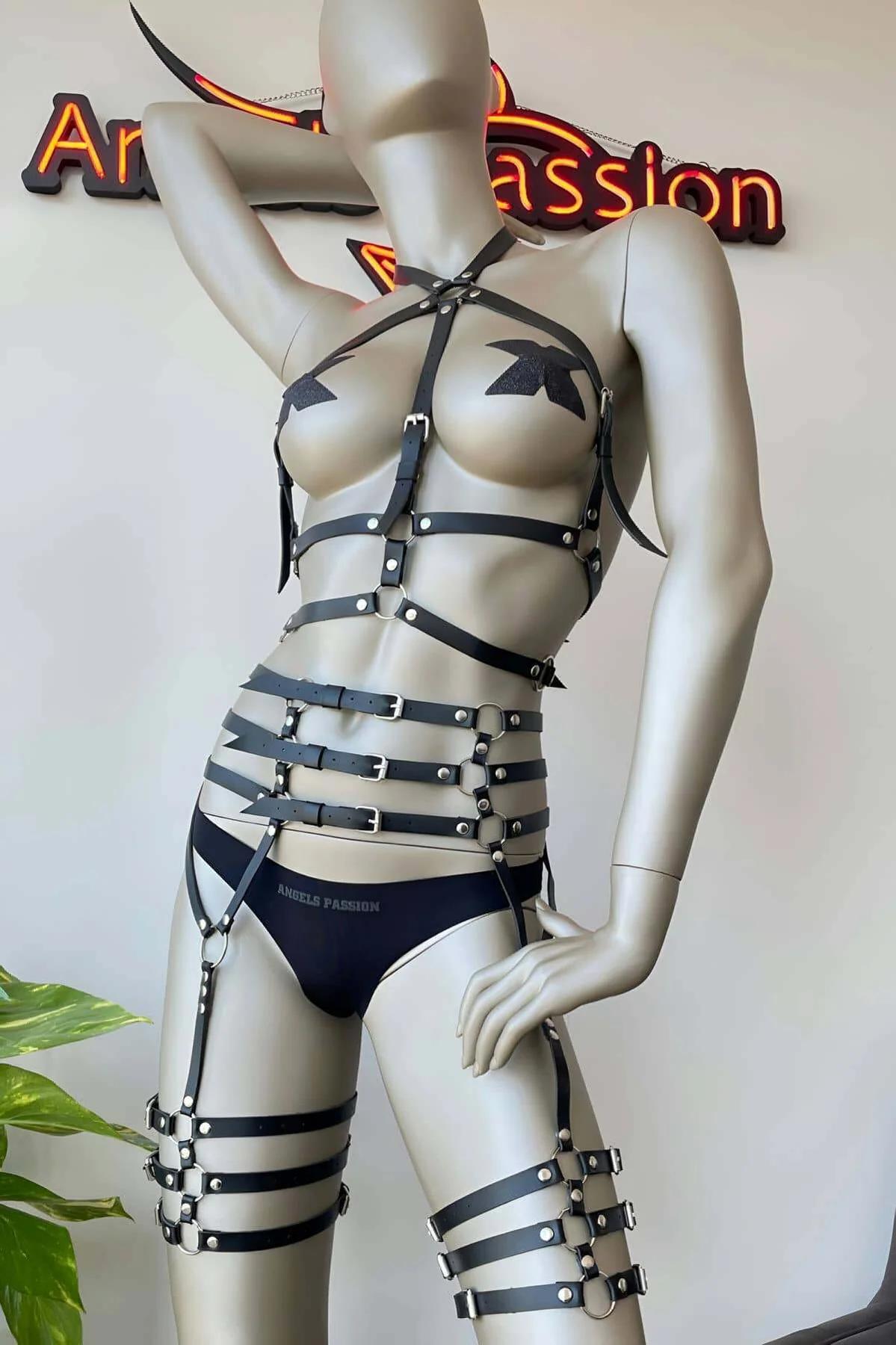 siyah deri göğüs harness halter boyun bantları gümüş perçin detayı