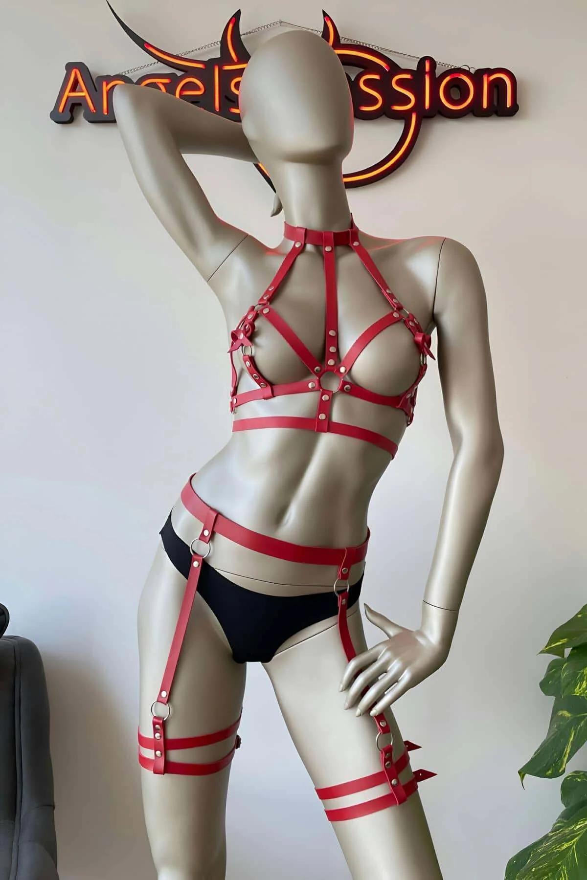 Üç yatay bant ve gümüş tokalarla kırmızı suni deri bel harness yakın çekim arka görünüm