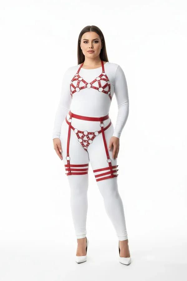Gümüş donanımlı beyaz alt kat üzerinde sütyen bel bandı ve uyluk manşetli kırmızı vegan deri O-halka harness seti