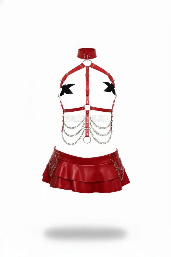 Gümüş O-halka ve sallantı zincirli kırmızı suni deri vücut harness, çift kademeli mini etek ve zımbalı bel takımıyla