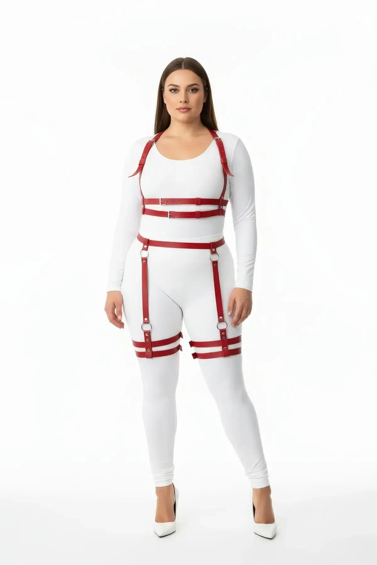Çift uyluk bantlı ve gümüş O-halkalı kırmızı suni deri tam vücut harness, beyaz kıyafet üzerinde