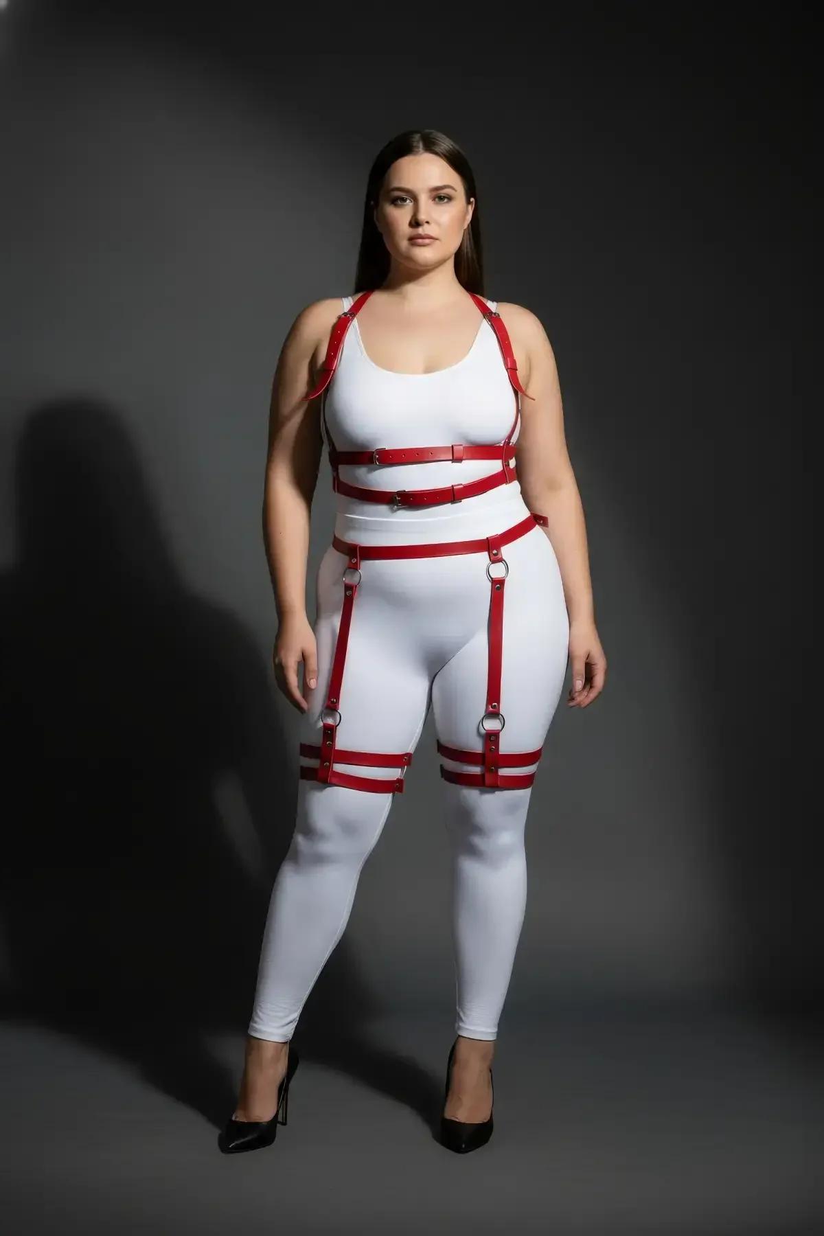 Belden uyluklara dikey askılarla kırmızı vücut harness önden tam boy görünüm