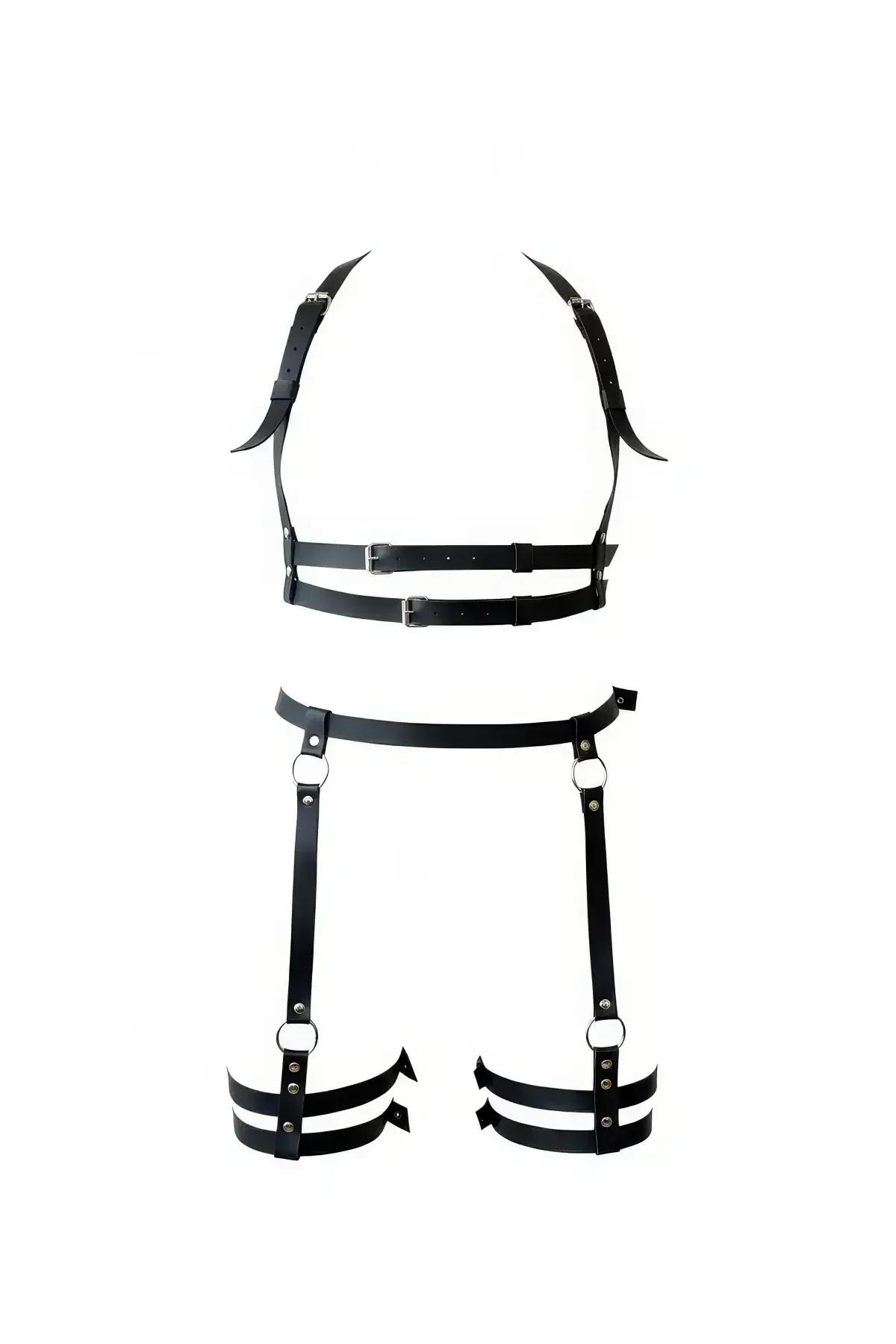 Gümüş O-halkalı ve çift bantlı uyluk jartiyerli siyah suni deri tam vücut harness takımı, beyaz arka planda düz