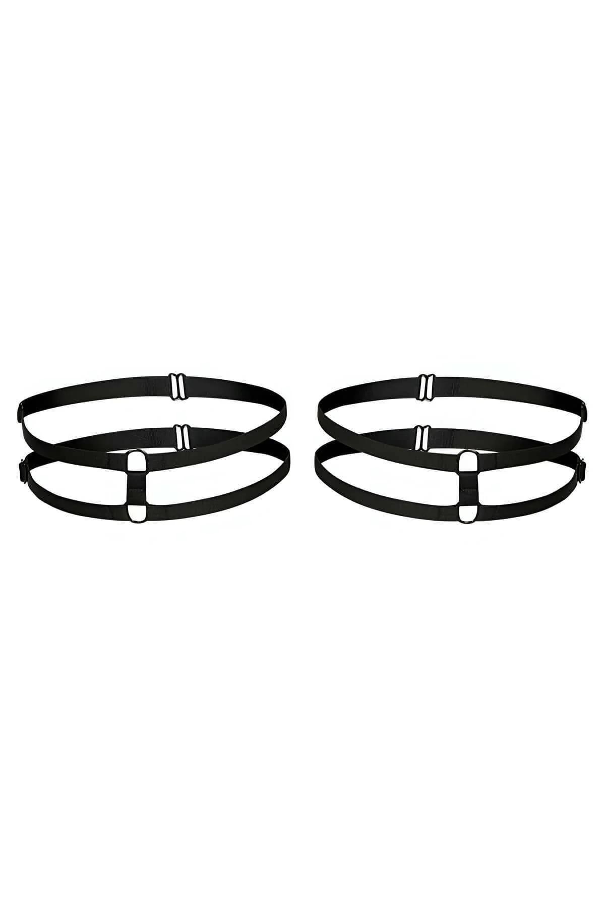 Göğüs merkezinde altın rengi O-halkalı siyah suni deri çoker harness yakın çekim
