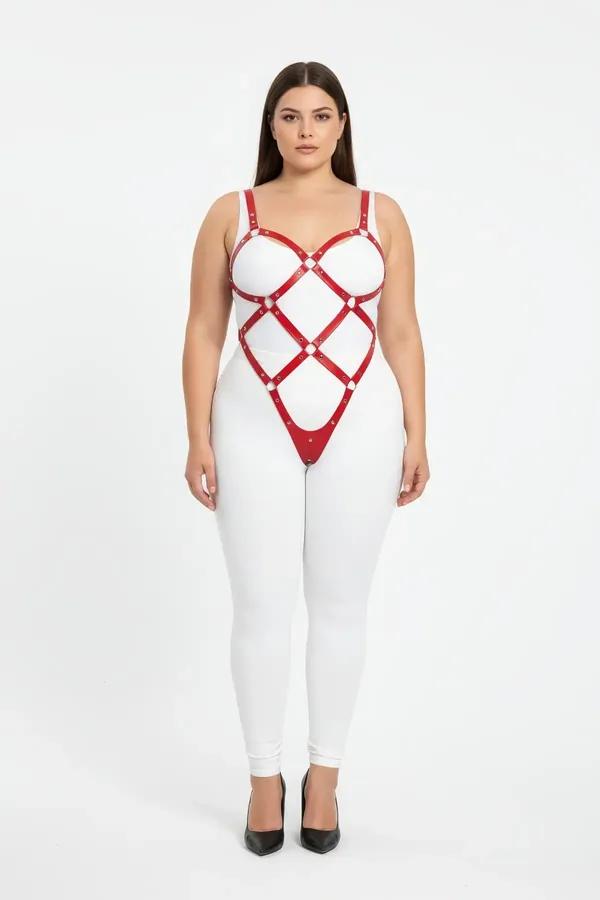 Geometrik elmas askı ağı ve gümüş O-halkalı kırmızı vegan deri tam vücut harness, beyaz tayt üzerinde