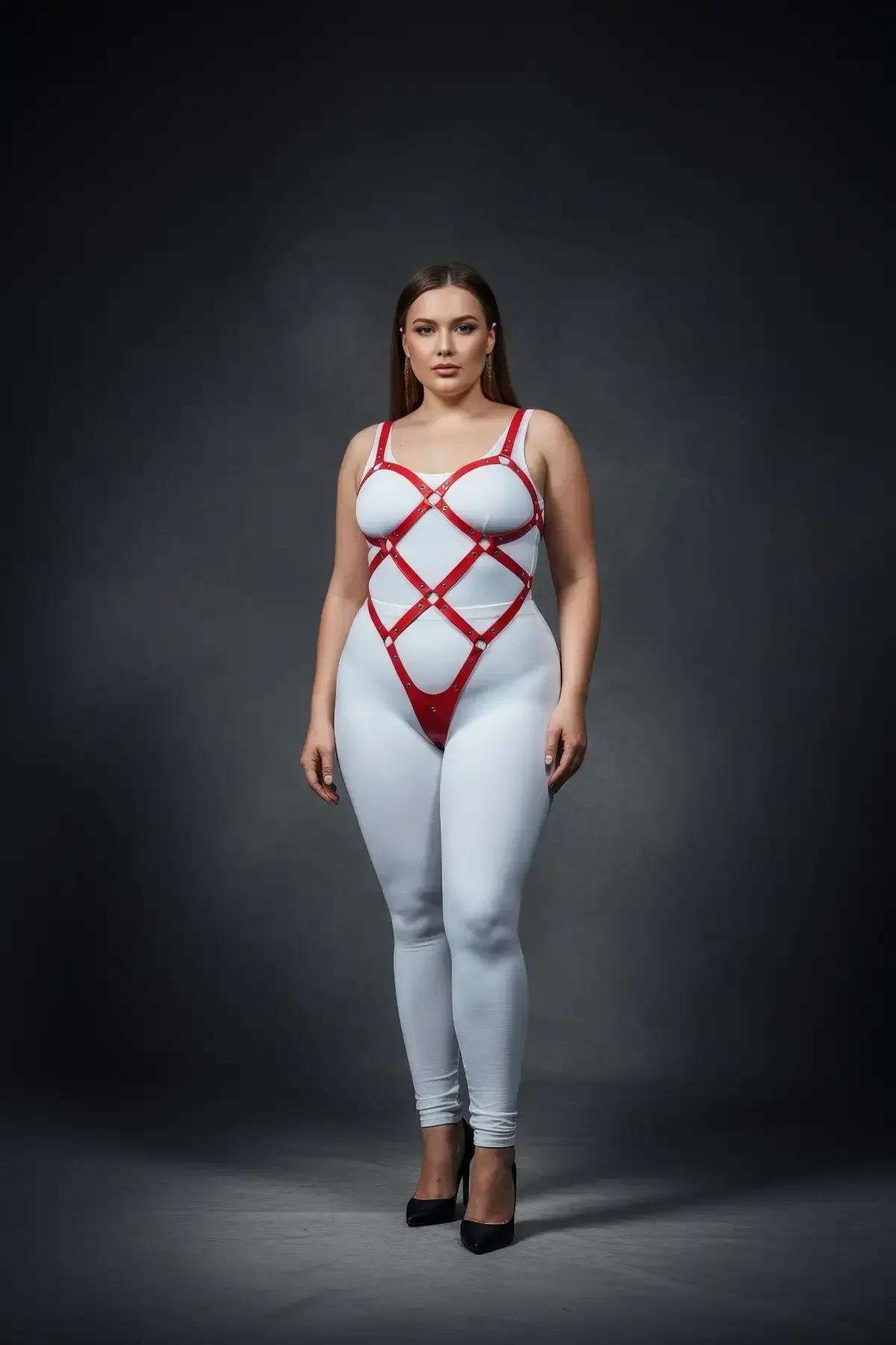Gümüş çinko alaşımlı O-halka aksesuarlı kırmızı geometrik vücut harness alt detayı