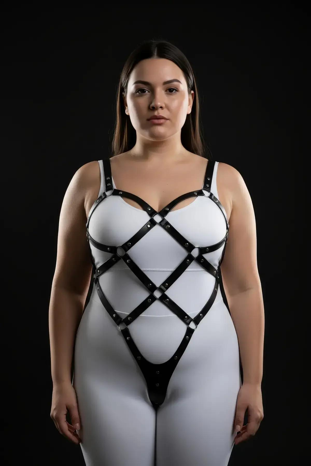 Siyah PU suni deri harness askılarında gümüş çinko alaşımlı zımba perçinler yakın çekim
