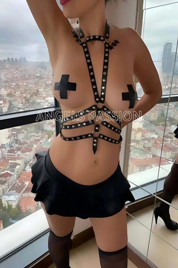 Gümüş kubbe zımbalar, boyunluk askısı ve üç bantlı kafes bel bölümüyle siyah suni deri tam vücut harness