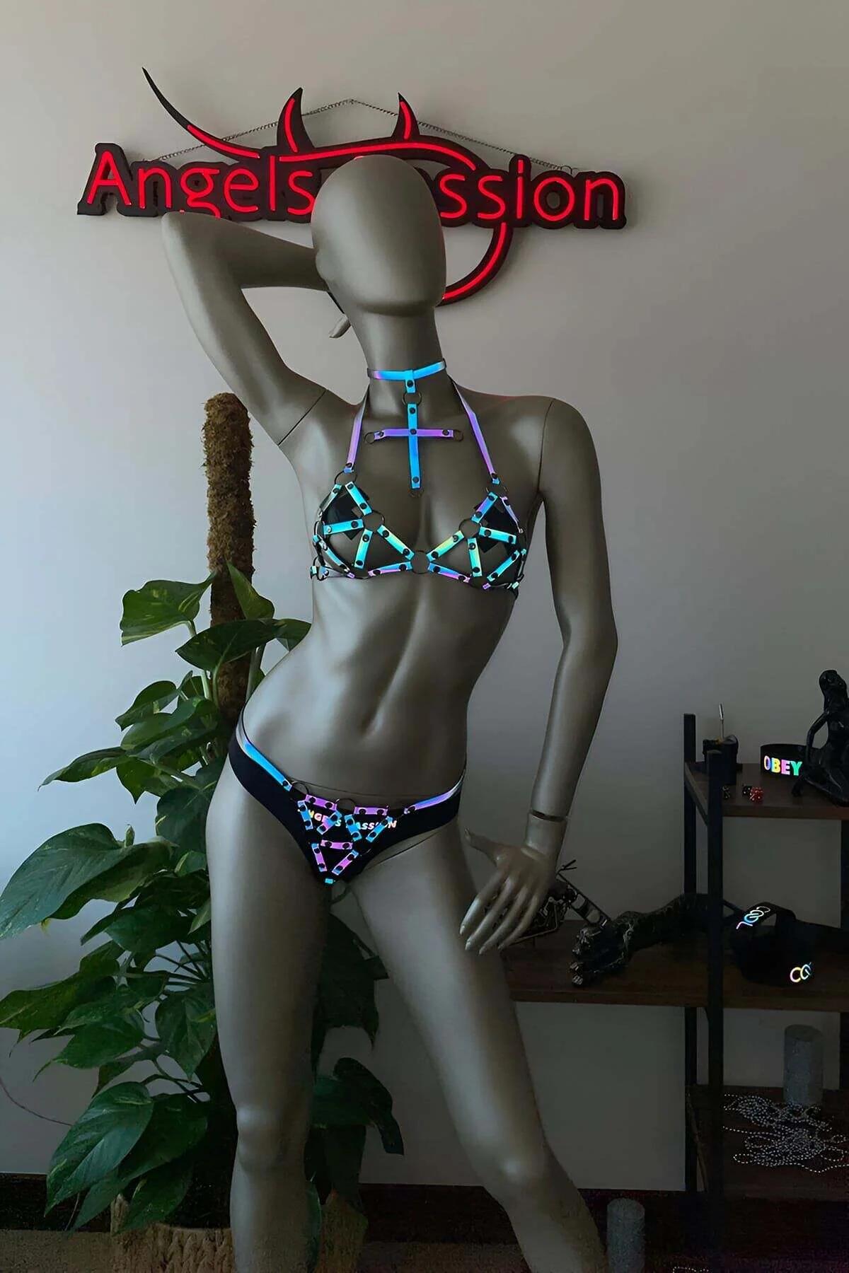 festival sahne aydınlatmasında parlayan sürgülü toka ayarlayıcılı iki parçalı holografik harness seti